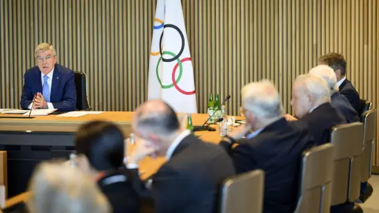Kritisiert die Reaktionen zur IOC-Empfehlung: IOC-Präsident Thomas Bach (l). (Foto: Laurent Gillieron/KEYSTONE/dpa)