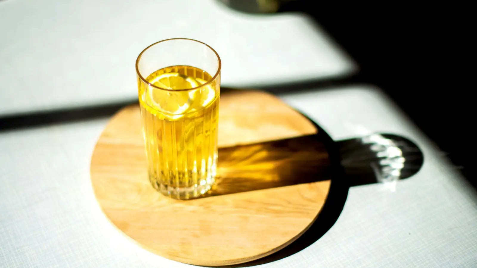 Viele industriell hergestellte Eistees sind wahre Zuckerbomben. (Foto: Zacharie Scheurer/dpa-tmn)