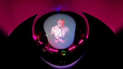 Die Telekom präsentiert auf der Mobilfunk-Messe Mobile World Congress in Barcelona einen Router mit Glaskugel, der Hologramm-Telefonie ermöglichen soll. (Foto: Wolf von Dewitz/dpa)