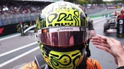 Norris feiert den Sieg mit seinem Team. (Foto: Ettore Chiereguini/AP/dpa)