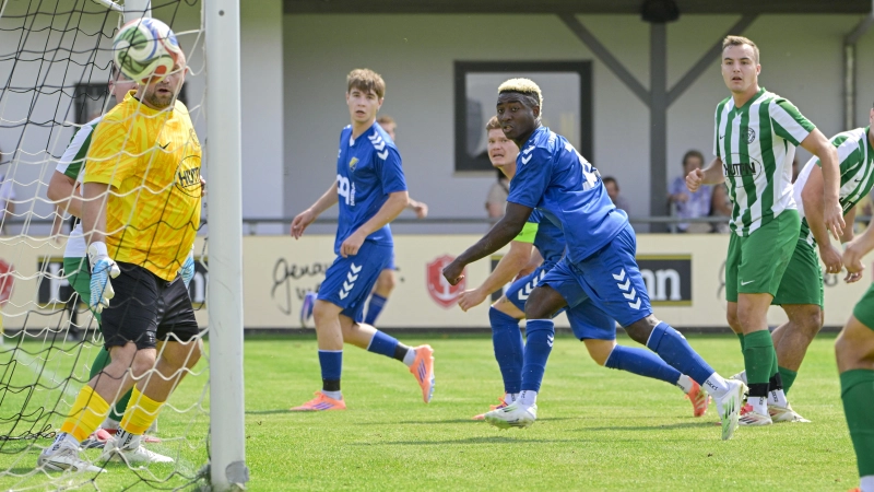 Alle Augen verfolgen, wie der Ball ins Tor fliegt. Neuzugang Calvin Ehinack (Mitte, in Blau) trifft hier zum 2:0 für Steinachgrund gegen den TSV Johannis Nürnberg. (Foto: Martin Rügner)
