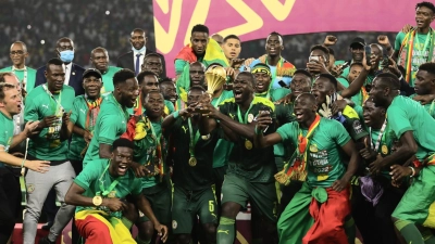 Senegals Spieler feiern mit dem Afrika Cup nach dem Sieg. (Foto: Ayman Aref/dpa)