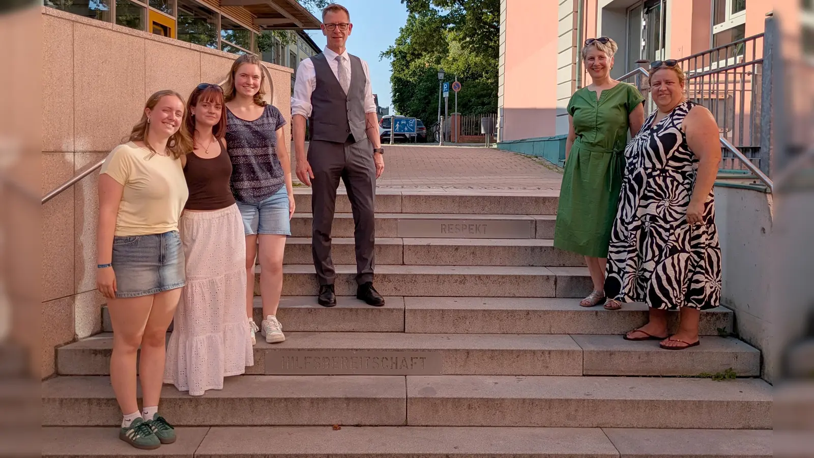 Werte, die bleiben: An den Setzstufen der Treppe stehen Begriffe, die den Schülerinnen und Schülern wichtig sind. Die Lehrerinnen Julia Rieder (von rechts) und Susanne Fischer sowie Schulleiter Stefan Exner freuen sich mit den Wertebotschafterinnen Josephine Schwab, Adelina Benner und Lea Wangler.  (Foto: Leo Kafke)