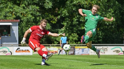 Nico Hayer (rechts) war in der Vorbereitung aktiv (hier mit dem Herrieder Torhüter Nico Brinschwitz), fehlt den Ansbachern aber im Auftaktspiel wegen einer Sperre.  (Foto: Martin Rügner)