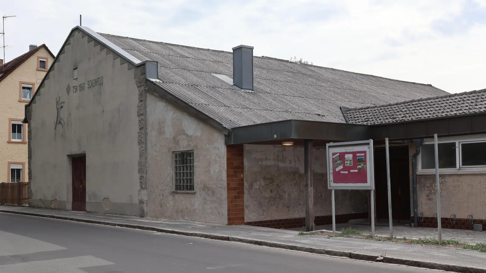 Die Scheinfelder TSV-Halle soll saniert werden. Hierfür erhofft sich der Verein eine Finanzspritze der Stadt. (Foto: Andreas Reum)