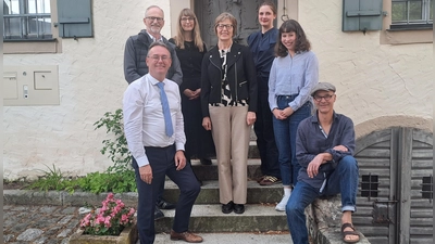 Diskutierten nach der Aufführung von „Stolz und Vorurteil” im Kreuzgang mit Gästen vom Evangelischen Arbeitskreis der CSU über die Rolle der Frau (von links): Herbert Lindörfer (vorne), Johannes Kaetzler, Dr. Maria Wüstenhagen, Gisela Bornowski, Viviane Ebert, Meike Pintaske und Ulrich Westermann. (Foto: CSU-Ortsverband Feuchtwangen)