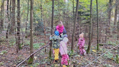 Karin Brenner leitet Exkursionen beim Klassenzimmer Natur des Bund Naturschutz. Gerade bei kleineren Kindern läuft hier viel über das Sehen und Tasten. (Foto: Daniela Ramsauer)