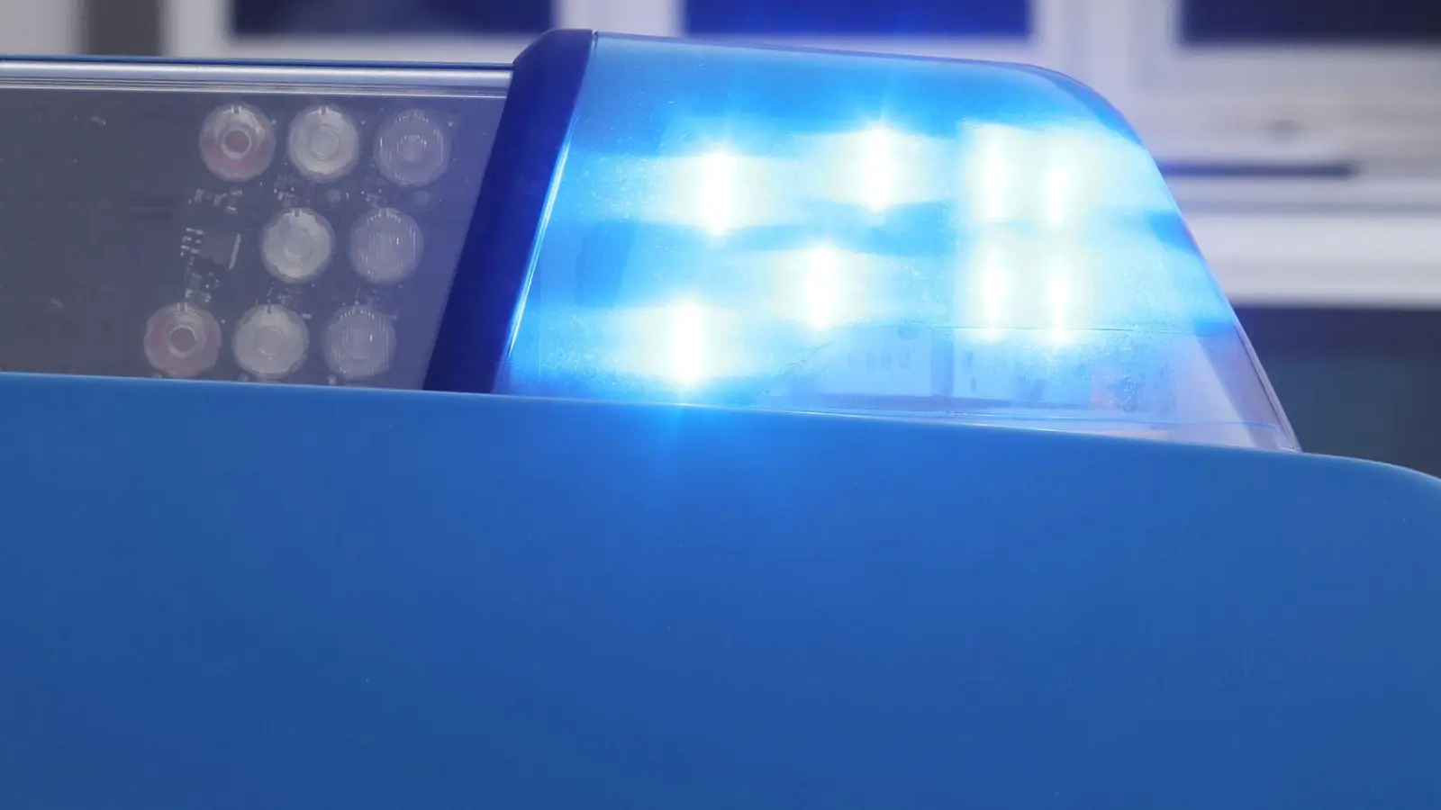 Die Polizei ermittelte nach dem Leichenfund in einem Baggersee bei Dettelbach. (Symbolbild) (Foto: Bodo Schackow/dpa)