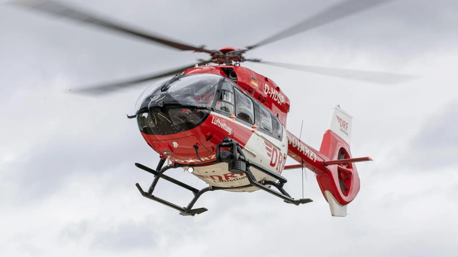 Ein Hubschrauber brachte den Verletzten in die Uniklinik in Augsburg. (Symbolbild) (Foto: Daniel Karmann/dpa)