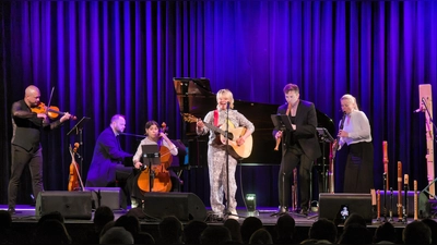 Blätterten rund 1000 Jahre Musikgeschichte auf – aus weiblicher Sicht: die Klassik-Band Spark und Wallis Bird (Mitte) zu Gast beim Fränkischen Sommer in der NeustadtHalle am Schloss. (Foto: Martin Stumpf)