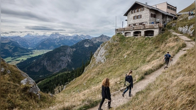 Wanderer gehen zur Bad Kissinger Hütte des Deutschen Alpenvereins (DAV). (Foto: Nicolas Armer/dpa)
