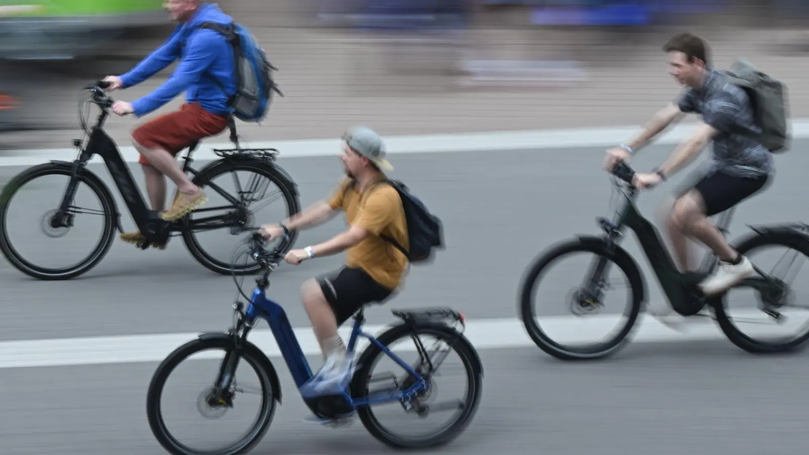 E-Bikes dominieren den deutschen Fahrradmarkt. (Archivbild) (Foto: Arne Dedert/dpa)