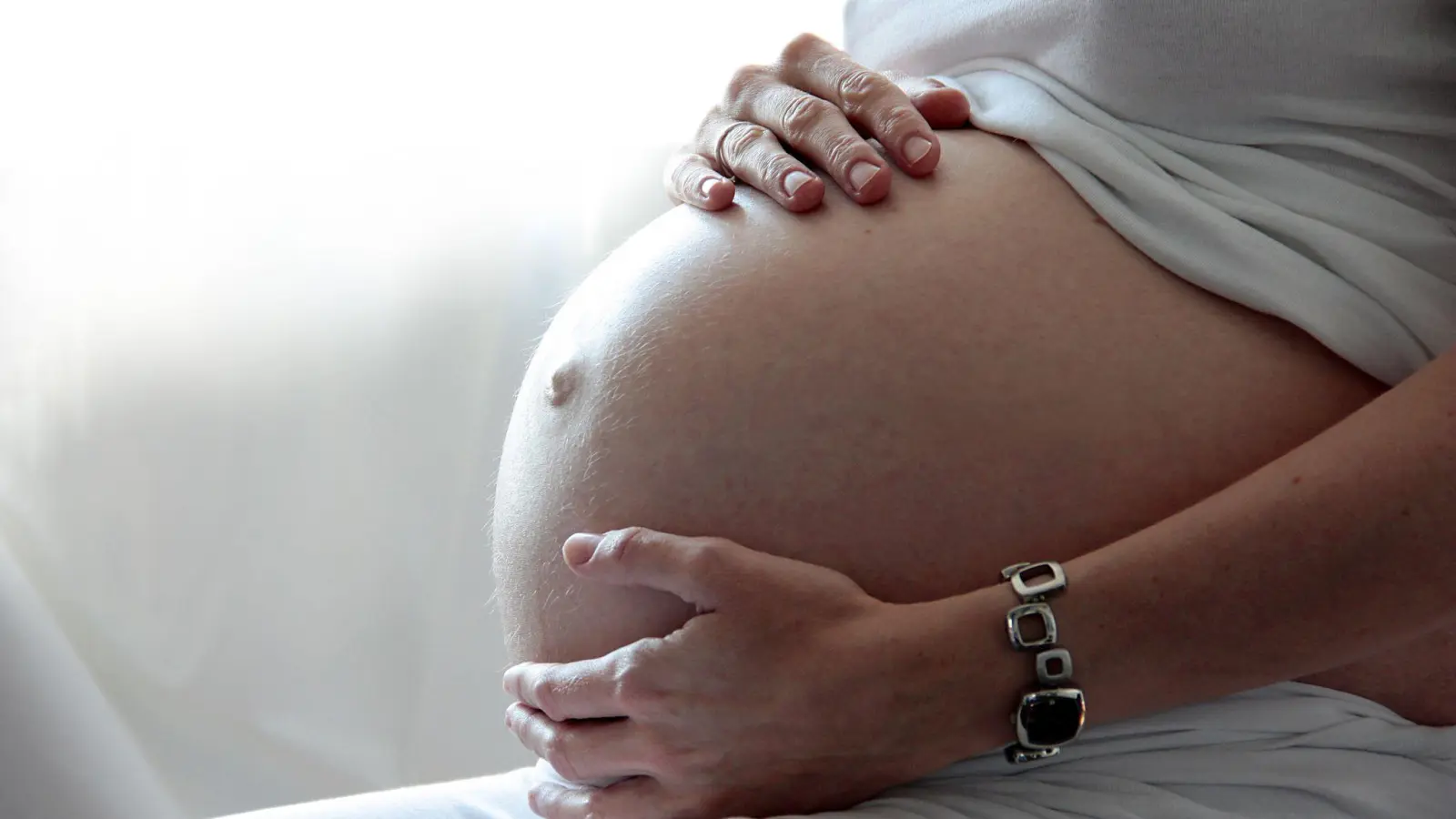 Vorfreude im Bauch, aber auch Ängste, die die Geburt betreffen? Mentale Geburtsvorbereitung soll Frauen für die Entbindung starkmachen. (Foto: Mascha Brichta/dpa-tmn)