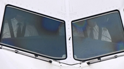 Sekundenschlaf und Dauermüdigkeit sind Probleme für viele Piloten und Pilotinnen. (Archivbild)  (Foto: Felix Hörhager/dpa)