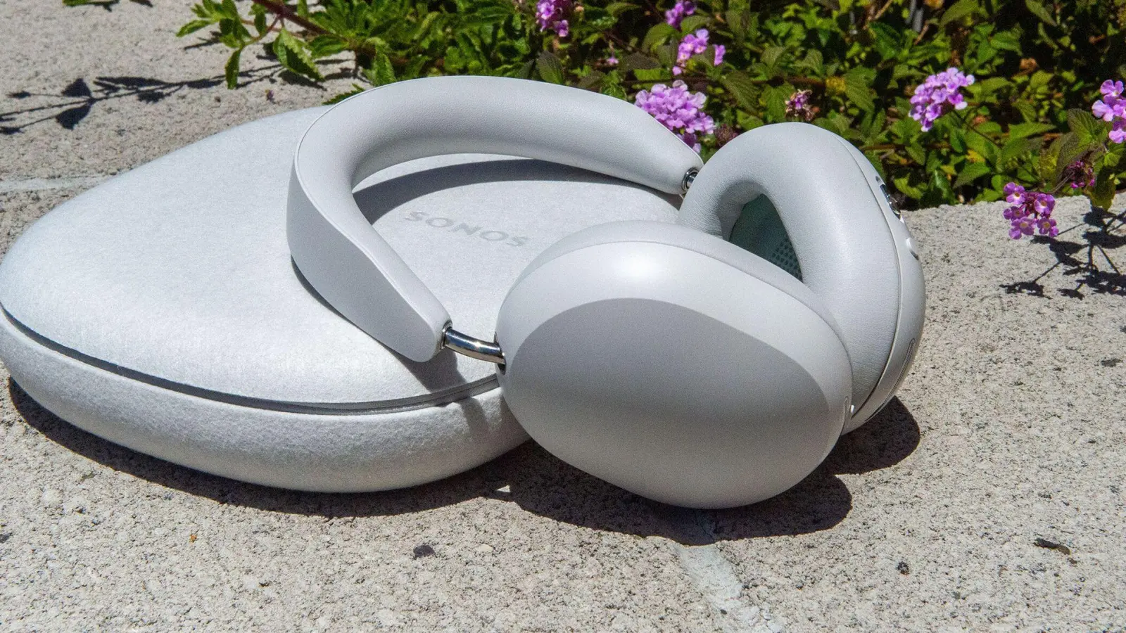 Die Zeitschrift „Computer Bild“ hat Over-Ear-Kopfhörer getestet. Sieger sind die „Sonos Ace“-Kopfhörer mit der Note 1,2. (Foto: Andrej Sokolow/dpa-tmn)