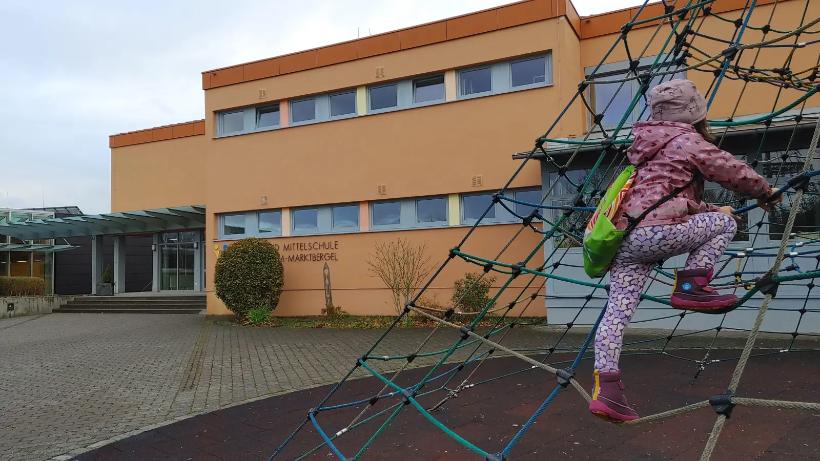 Die Grund- und Mittelschule Burgbernheim-Marktbergel braucht dringend mehr Klassenzimmer und Räume für die Ganztagsbetreuung. (Foto: Katrin Merklein)