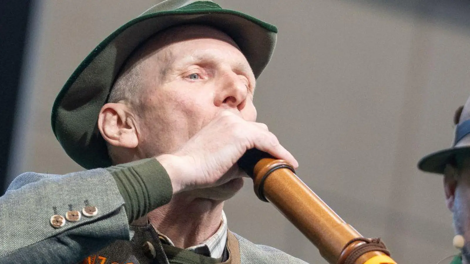 Klang von allen Teilnehmern am besten wie ein Hirsch: Der Gewinner der Deutschen Meisterschaft der Hirschrufer, Thomas Soltwedel (links). (Foto: Max Lametz/dpa)