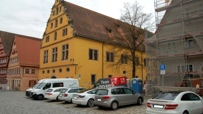 Die ehemalige Sparkasse am Weinmarkt (rechts) wird derzeit zum Hotel umgebaut. Zudem will die Stadt die öffentliche Fläche zur Schranne hin neu gestalten. In diesem Zuge wird nun die im Bild zu sehende Linde „ausgegraben“ und zum Deutschordensschloss versetzt. (Foto: Markus Weinzierl)