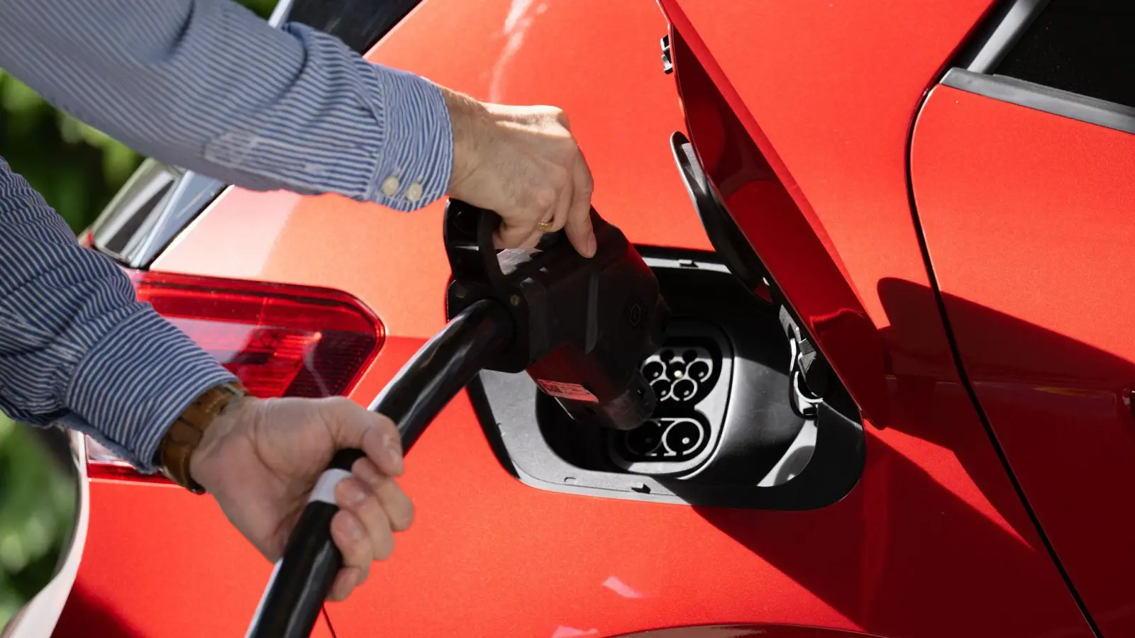 Elektroautos deutscher Marken - hier ein VW - haben im Ausland einen sehr guten Ruf. (Archivbild) (Foto: Sebastian Kahnert/dpa)