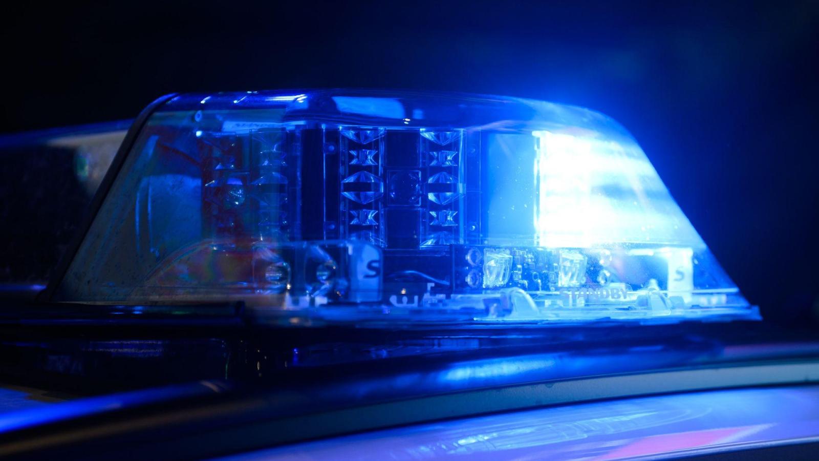 Einjähriges Kind ohne Sitz im Pkw: Polizei parkt Familie auf Autohof neben ...