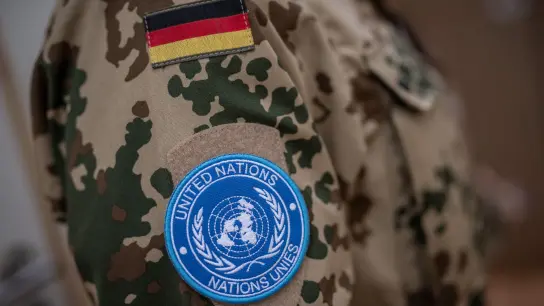 Das Schulterpatch der MINUSMA Mission der Vereinten Nationen UN an einem Bundeswehr Soldaten im Bundeswehr Feldlager Camp Castor. (Foto: Michael Kappeler/dpa)