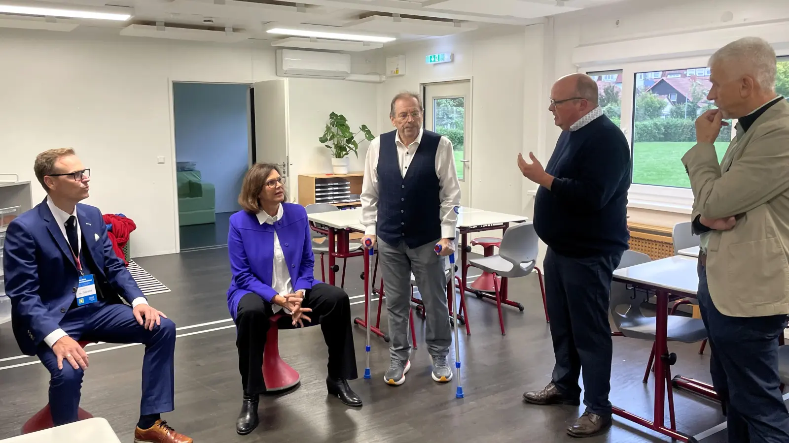 Landtagspräsidentin Ilse Aigner bekam viel Wissenswertes über die Schulräume in den Containern vermittelt. (Foto: Gerhard Krämer)