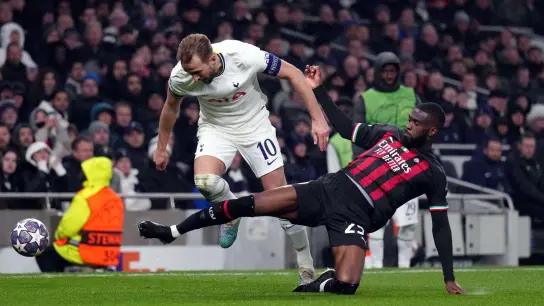 Für Harry Kane (l) war mit Tottenham Hotspur gegen Fikayo Tomori und AC Mailand Endstation im Achtelfinale. (Foto: John Walton/PA Wire/dpa)