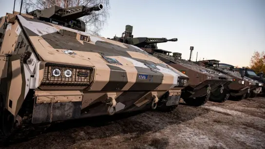 Ein Jahr nach der Ankündigung von 100 Milliarden Euro schweren Investitionen in die Bundeswehr blickt Deutschlands Rüstungsbranche optimistisch nach vorne. (Foto: Fabian Sommer/dpa)