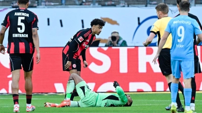 Früher Verletzungsschock: Frankfurts Schlussmann Kauã Santos verletzte sich am Knie. (Foto: Uwe Anspach/dpa)