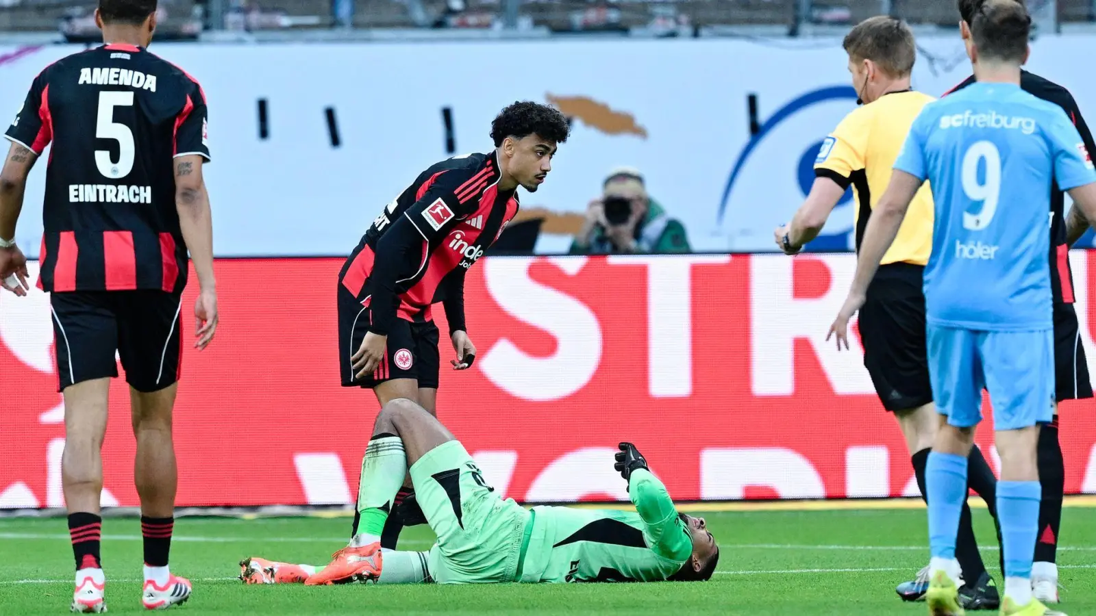 Früher Verletzungsschock: Frankfurts Schlussmann Kauã Santos verletzte sich am Knie. (Foto: Uwe Anspach/dpa)