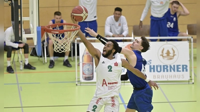Ist als Führungsspieler gefordert: der Ansbacher Brad Newman (am Ball), der sich hier im ersten Play-off-Spiel gegen den Aschaffenburger Elias Samual Gross durchsetzt. (Foto: Martin Rügner)