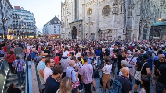 Eine große Menschenmenge versammelt sich zu der Gedenkveranstaltung der Initiative #YesWeCare im Andenken an die oberösterreichische Ärztin Lisa-Maria Kellermayr am Stephansplatz in Wien. (Foto: Georg Hochmuth/APA/dpa)
