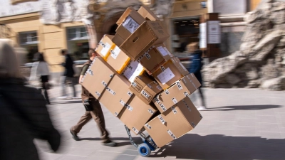 Im Dienstleistungsbereich ist im vergangenen Jahr die Beschäftigung in Bayern noch leicht gestiegen. (Symbolbild) (Foto: Peter Kneffel/dpa)