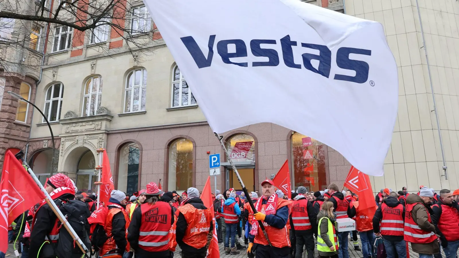 Streikende Mitarbeiter des Windanlagenherstellers Vestas Ende Januar vor dem Gewerkschaftshaus in Hamburg. (Foto: Bodo Marks/Bodo Marks/dpa)