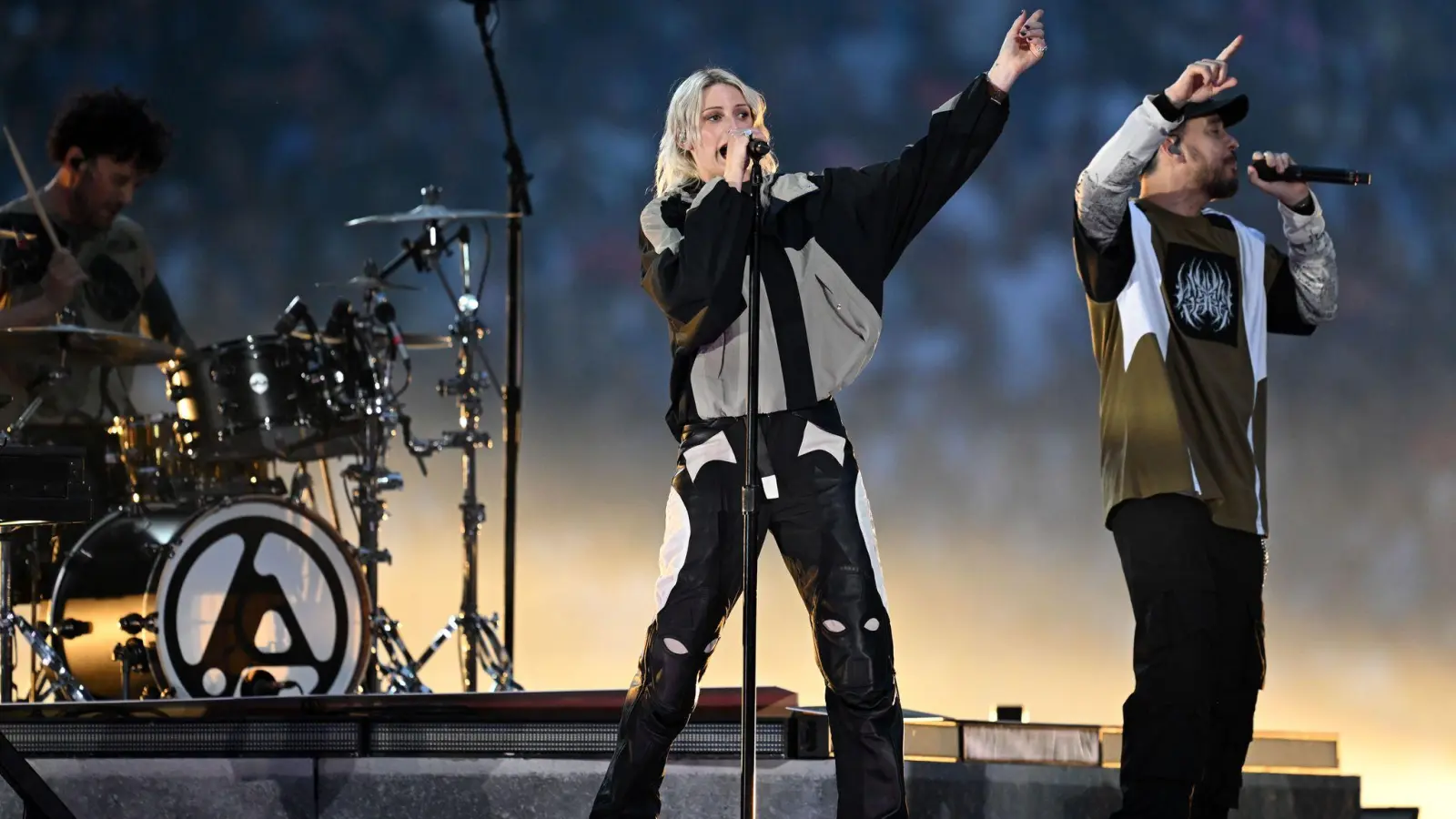 Sängerin Emily Armstrong heizt dem Publikum vor dem Finale ein. (Foto: Sven Hoppe/dpa)