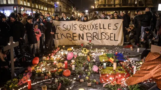 Menschen trauern nach den islamistischen Terror-Anschlägen in Brüssel. (Foto: Christophe Petit Tesson/EPA/dpa)
