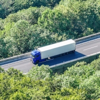 Der Lastwagen mit entzündlichem Gefahrgut steht auf der Autobahn A8 in Fahrtrichtung München. (Foto: Jason Tschepljakow/dpa)