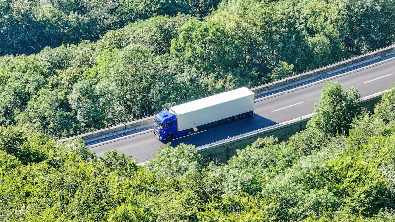 Der Lastwagen mit entzündlichem Gefahrgut steht auf der Autobahn A8 in Fahrtrichtung München. (Foto: Jason Tschepljakow/dpa)