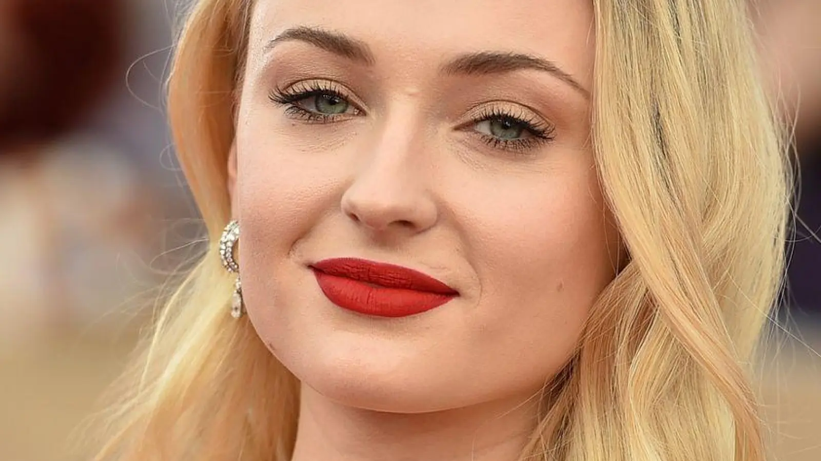 Die britische Schauspielerin Sophie Turner („Game of Thrones“) übernimmt für eine neue Serie die Rolle als Action-Heldin Lara Croft. (Archivbild) (Foto: Jordan Strauss/AP/dpa)