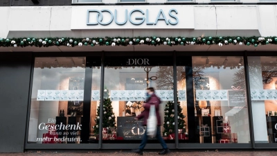 Douglas hat europaweit 1850 Filialen in 22 Ländern und beschäftigt rund 18.000 Menschen. (Foto: Fabian Strauch/dpa)