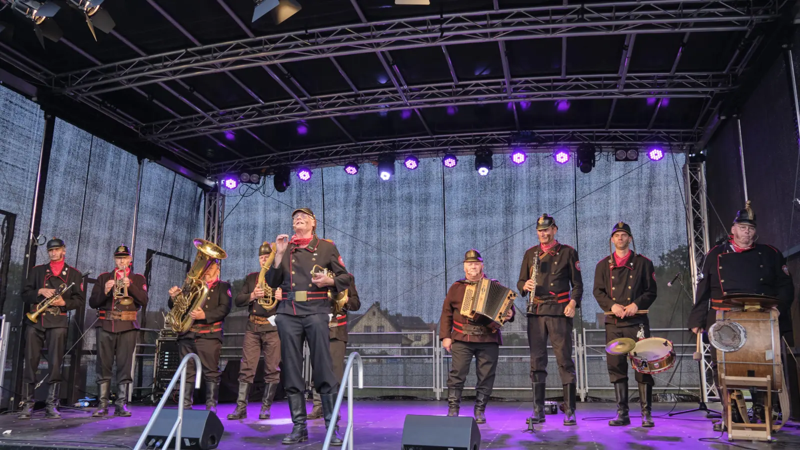 Die Kultformation um Frontmann Norbert Neugirg zog in Schillingsfürst musikalisch und kabarettistisch alle Register. (Foto: Martin Stumpf)