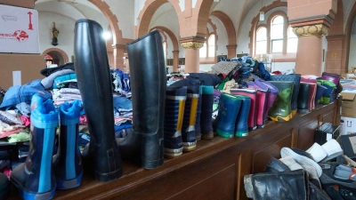 Auch Gummistiefel für Kinder gehörten zu den benötigten Hilfsgütern nach der Flut. (Archivbild) (Foto: Thomas Frey/dpa)