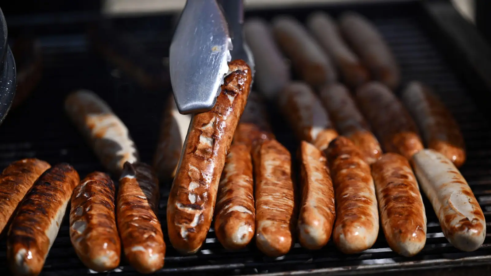 Woher kommt die älteste Bratwurst? Über die Frage wird seit vielen Jahren gestritten. (Archivbild) (Foto: Martin Schutt/dpa)