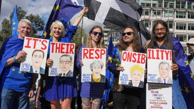 Menschen in London fordern die Rückkehr Großbritanniens in die EU. (Foto: Jeff Moore/PA Wire/dpa)