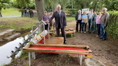 Der Neustädter Bürgermeister Klaus Meier (vorne) bedankte sich herzlich beim Bürgerverein Riedfeld für ihre Spende, womit die Wassermatschanlage angeschafft wurde. (Foto: Luca Paul)