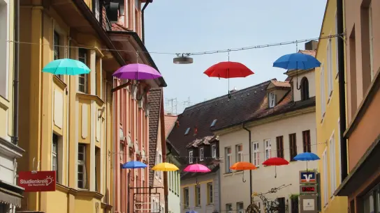 Die Regenschirme in der Neustadt sind ein Blickfang. (Foto: Larissa Haug)