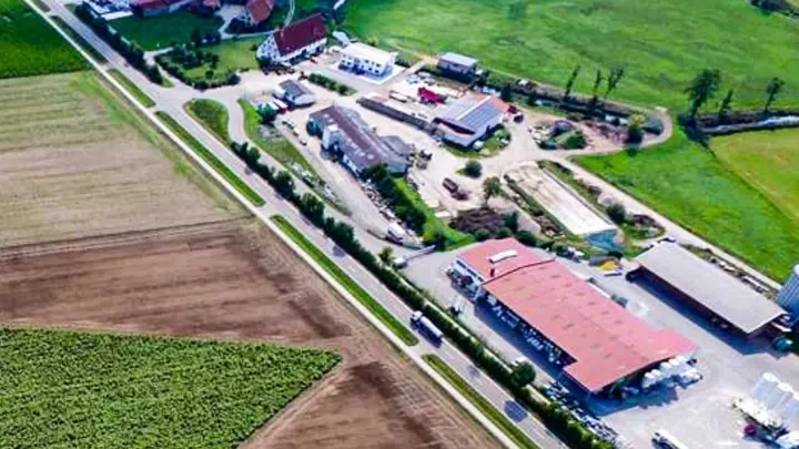 Der Agrarfachhandel am Stadtrand von Herrieden (unten im Bild) wurde Ziel eines Beutezuges bislang unbekannter Diebe. (Foto: privat)