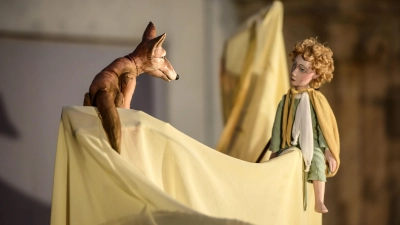 Der Fuchs und der kleine Prinz lernen sich kennen – eine Szene aus dem Figurentheaterstück von Christiane Weidringer. (Foto: Lutz Edelhoff)