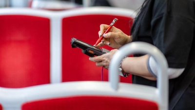 Kein Fahrschein bei der Kontrolle? Wird nachträglich belegt, dass ein gültiges Ticket vorhanden war, reduziert sich die Strafe erheblich. (Foto: Daniel Karmann/dpa/dpa-tmn)