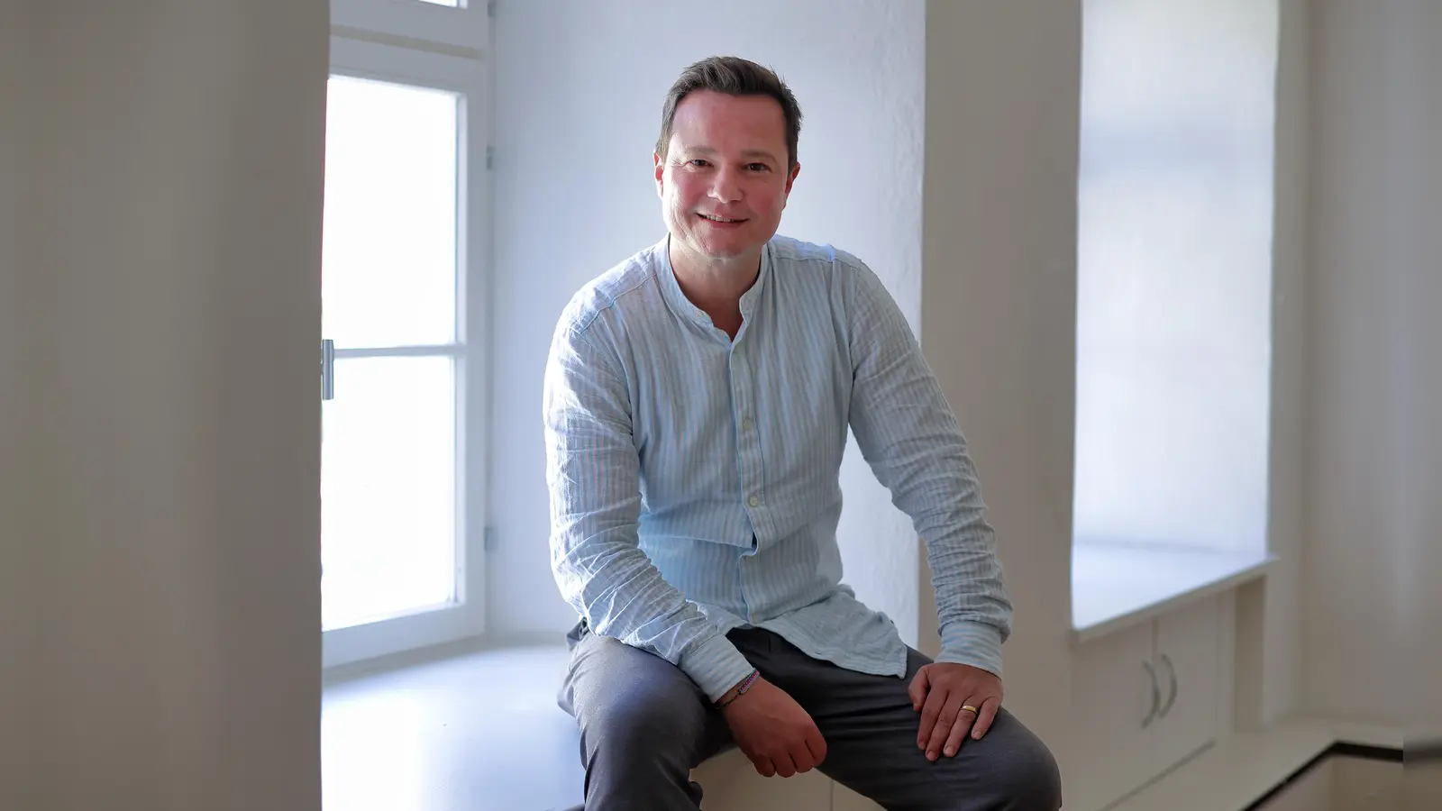 Ist seit seiner Kindheit ein Fan der „Kleinen Hexe”: der Regisseur und Schauspieler Konstantin Krisch. (Foto: Thomas Wirth)